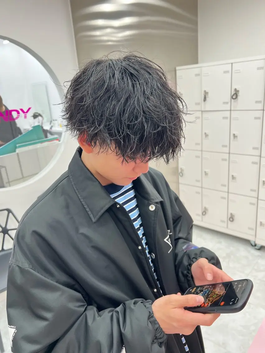 ミディアム パーマ メンズ ミディアムパーマ センターパート メンズ韓国風 韓国マッシュ マッシュウルフ メンズパーマ特化 TAIGAのヘアスタイル