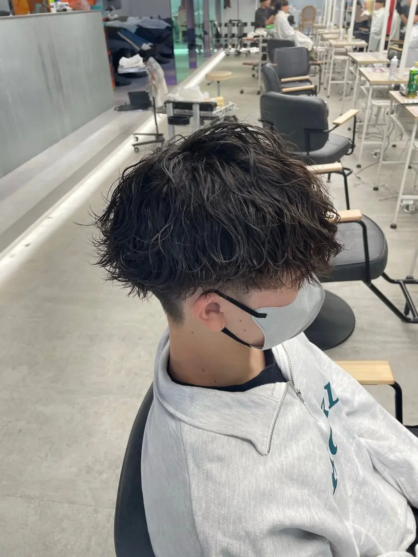ショート カラー パーマ メンズ メンズパーマ メンズツイストパーマ 波巻きパーマ スパイラルパーマ ツイストパーマ フェザーショート⚡️ REONのヘアスタイル