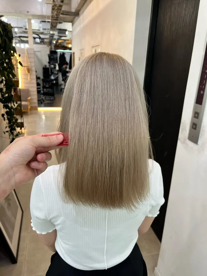 ミディアム カラー ベージュカラー ホワイトベージュ ヘアカラー トリートメント ブリーチ有無Wカラー メンズパーマ大成のヘアスタイル
