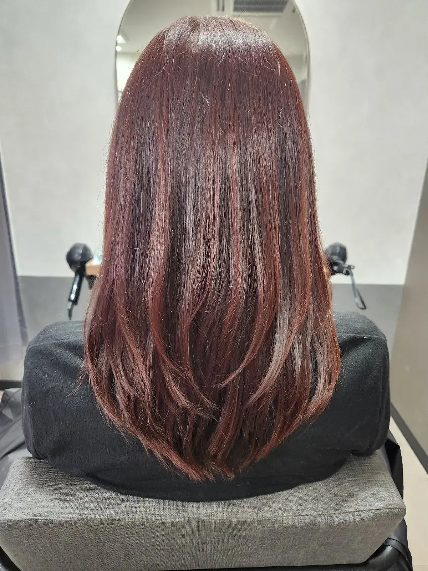 セミロング カラー レッドカラー レイヤーカット ✂ AYAのヘアスタイル