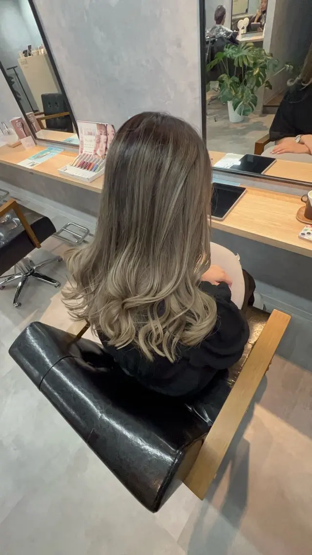 セミロング ヘアカラー motoトップカラー リスト/ブリーチカラのヘアスタイル