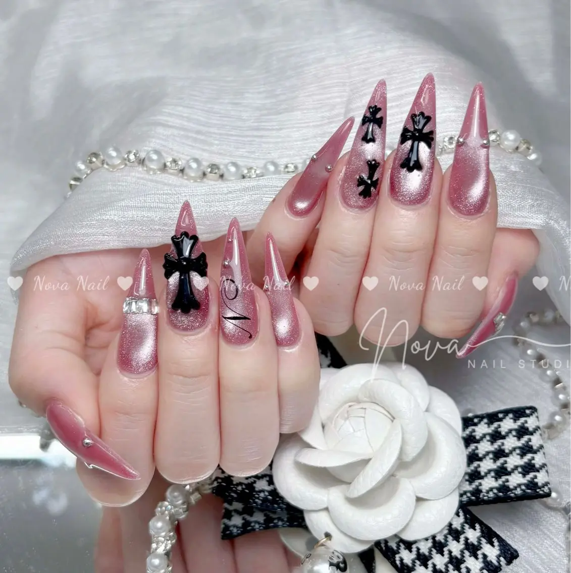 ネイル フレンチネイル ジェルネイル ガーリー キラキラネイル 持ち込み ハンドネイル ハンドケア Kitty Nail Novaのネイルデザイン