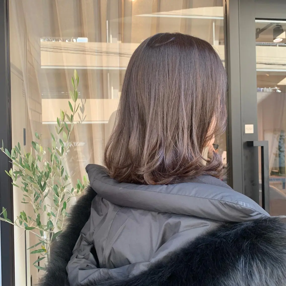 セミロング カラー グレージュ 二宮 早智子のヘアスタイル
