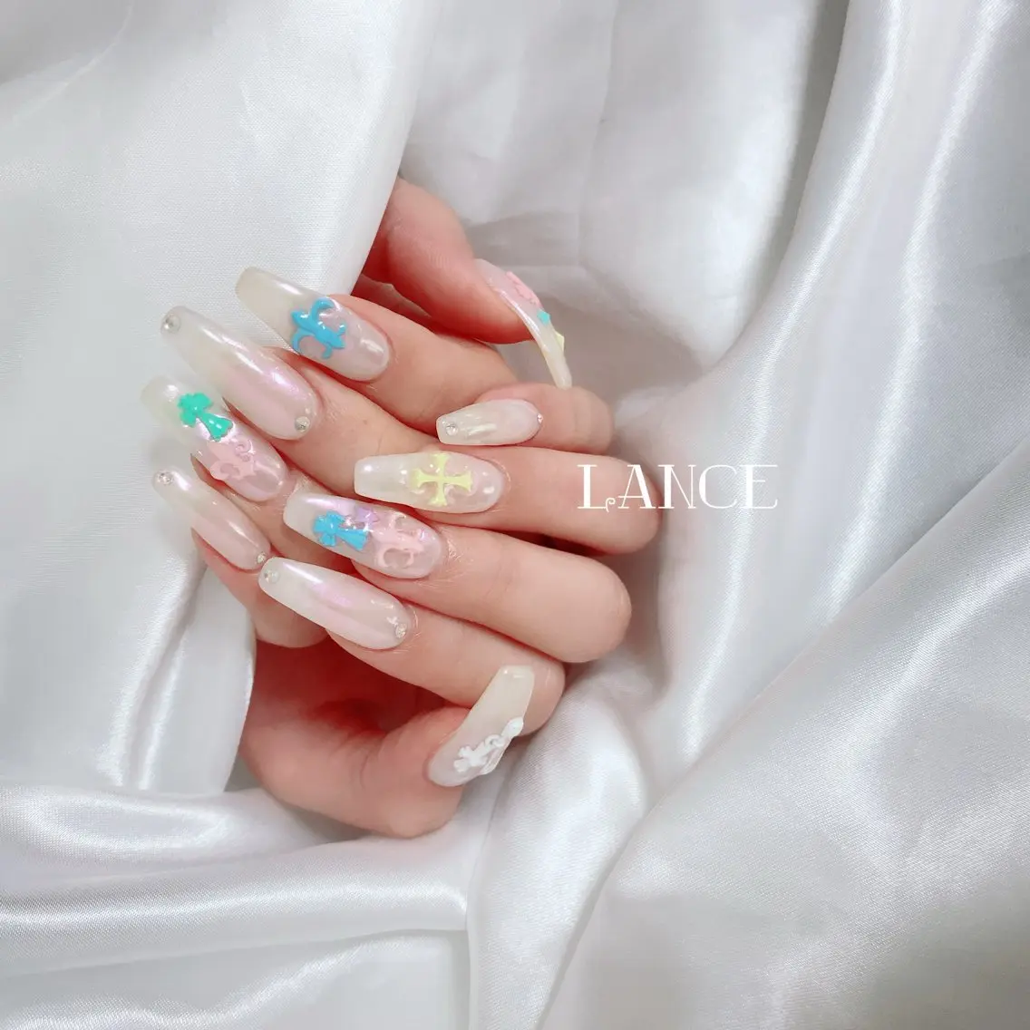 ネイル オーロラネイル ブルー フレンチネイル グラデーション 氷ネイル・うるうるネイル Lance nailのネイルデザイン