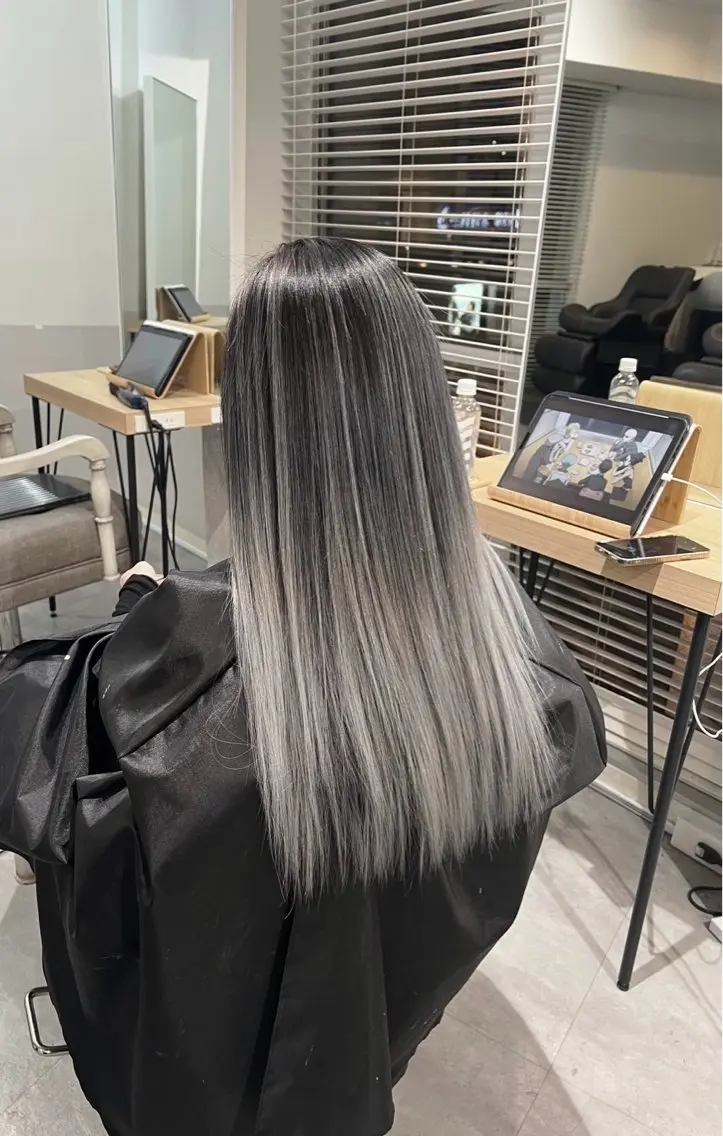セミロング カラー バレイヤージュ シルバー ホワイトシルバー レイヤーカット 指名数No.1 /NAOYAのヘアスタイル