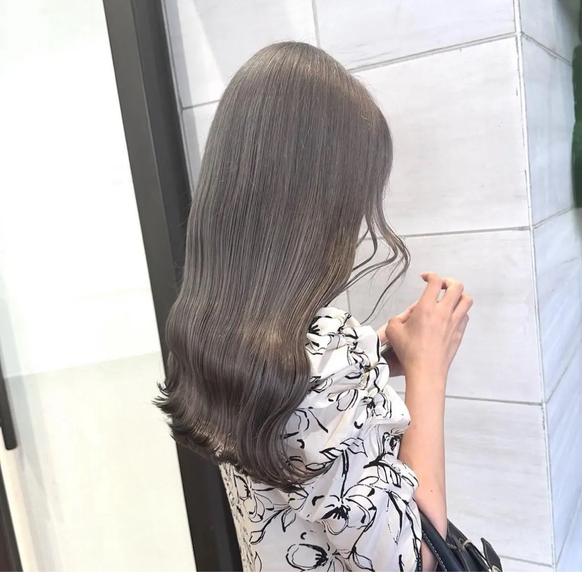 ロング カラー ブリーチ グレージュ ヘアカラー ホワイトカラー/ ピンクベージュにったのヘアスタイル