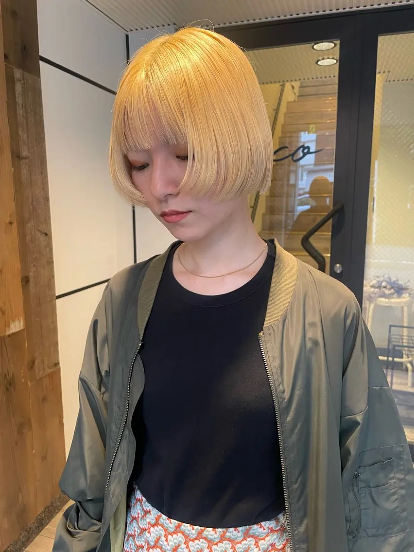 ショート カラー ブリーチ 抜きっぱなしブロンド ボブ ヘアカラー 渋谷 留菜のヘアスタイル