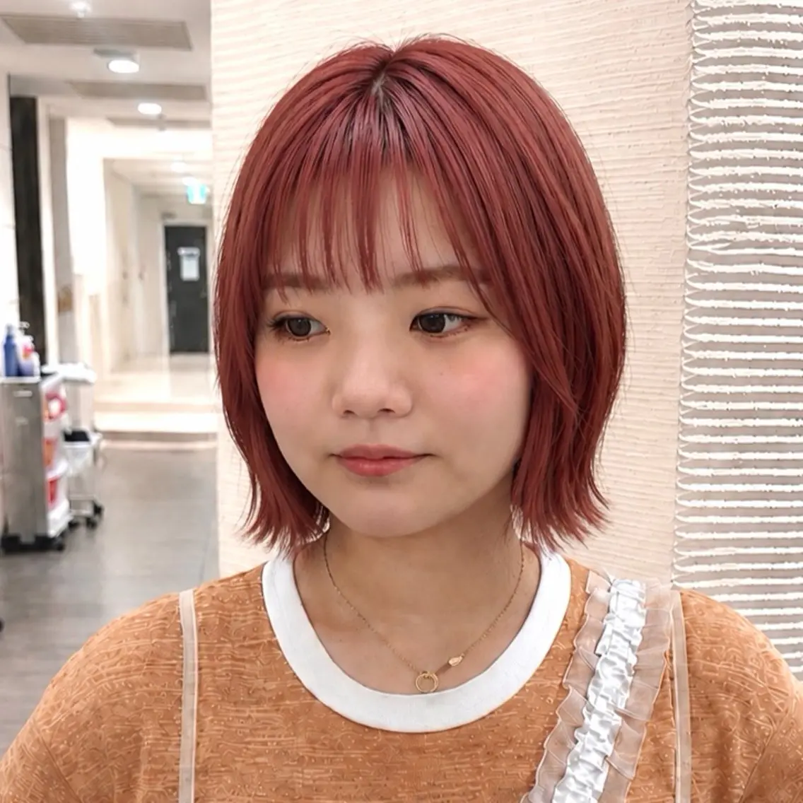 ショート カラー 切りっぱなしボブ ボブレイヤー ブリーチ ダブルカラー ブリーチなしカラー カット ヘアカラー トリートメント 暖色カラー/パラッと Bob/モエのヘアスタイル