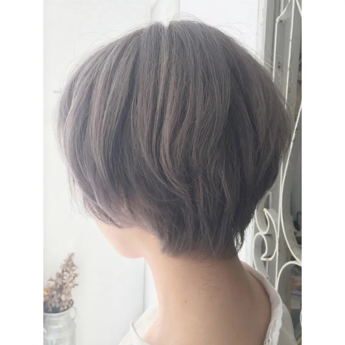 ショート カラー ブリーチ グレージュ fio マナミのヘアスタイル