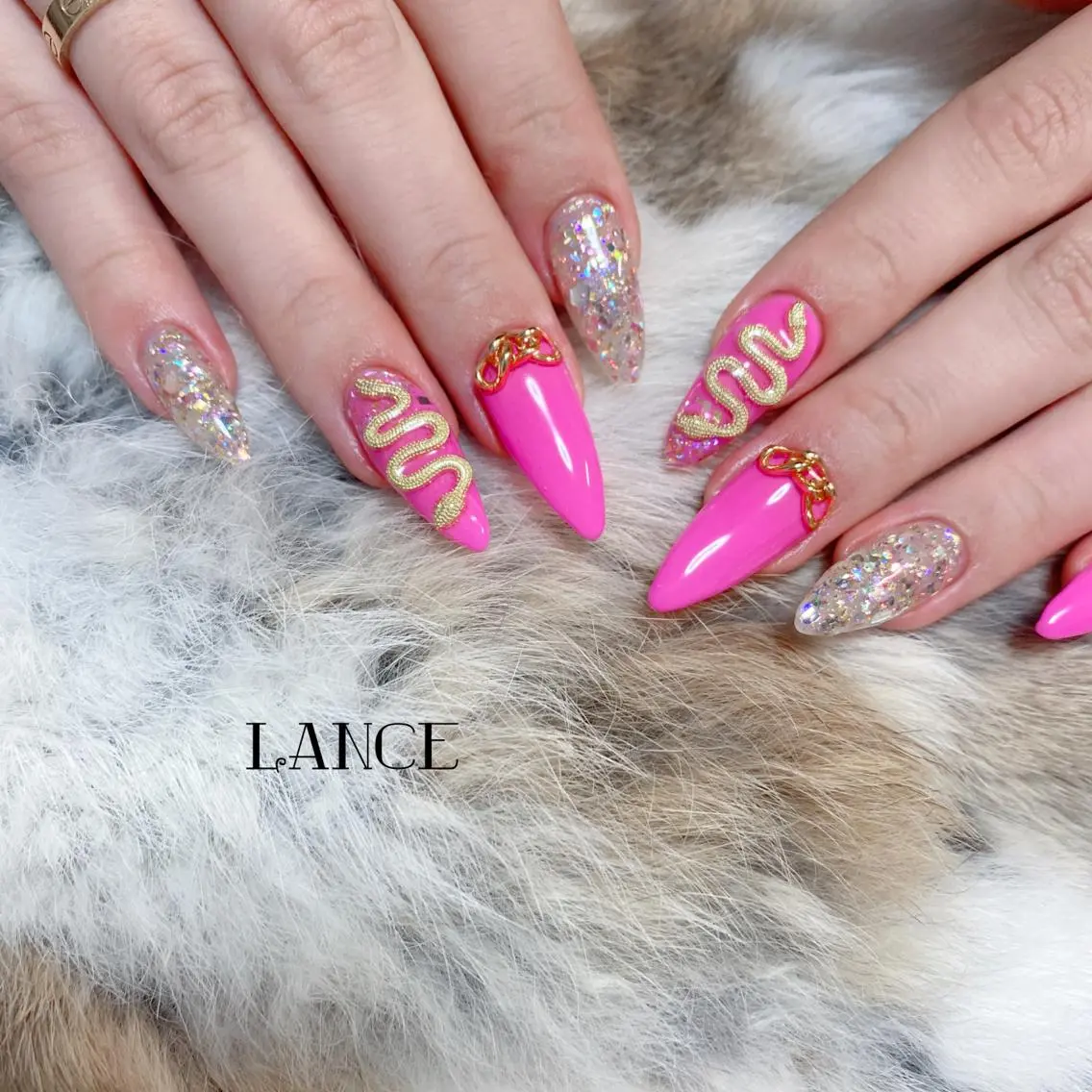 ミディアム ネイル オーロラネイル フレンチネイル グラデーション キラキラネイル 持ち込み ハンドネイル Lance nailのネイルデザイン
