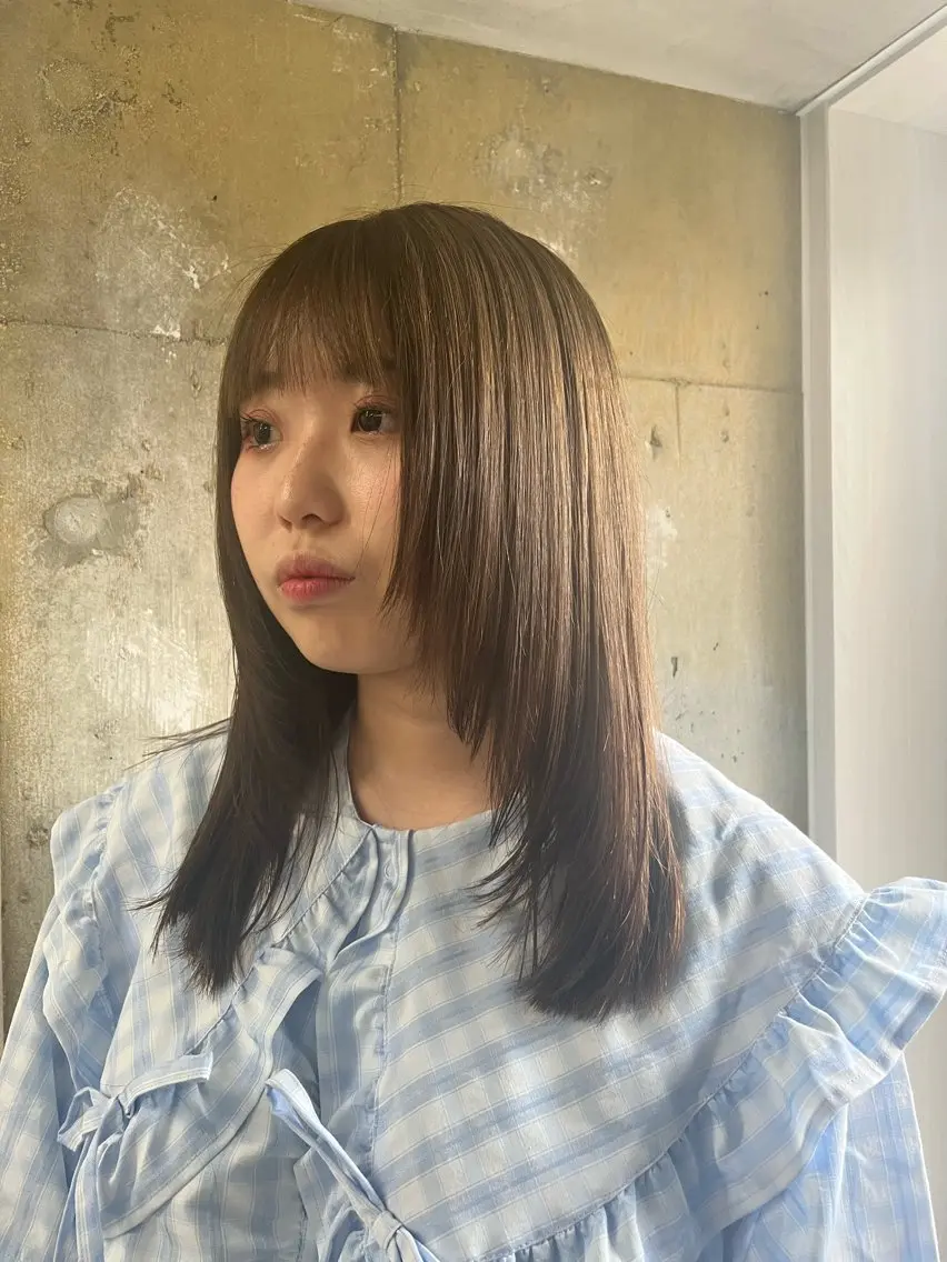 ミディアム カラー ベージュカラー オリーブベージュ レイヤーカット anon Loemのヘアスタイル