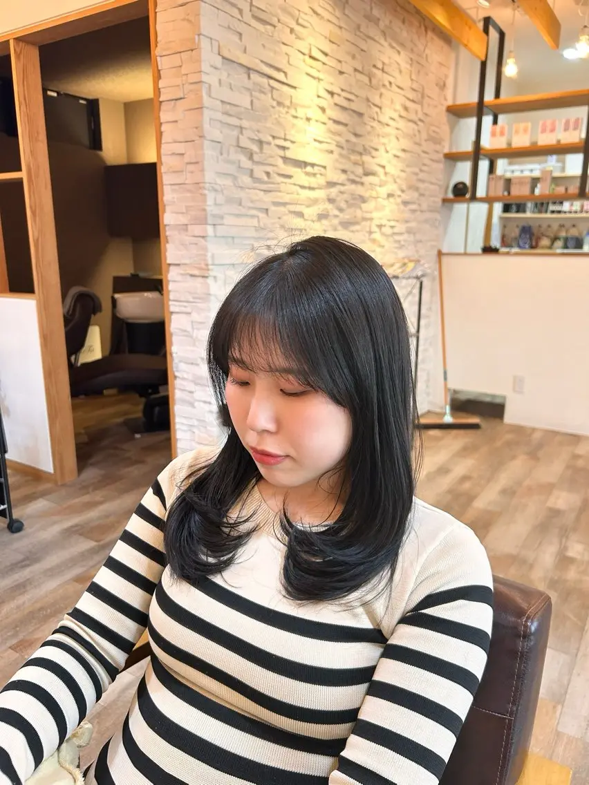 ミディアム レイヤーカット と とのヘアスタイル
