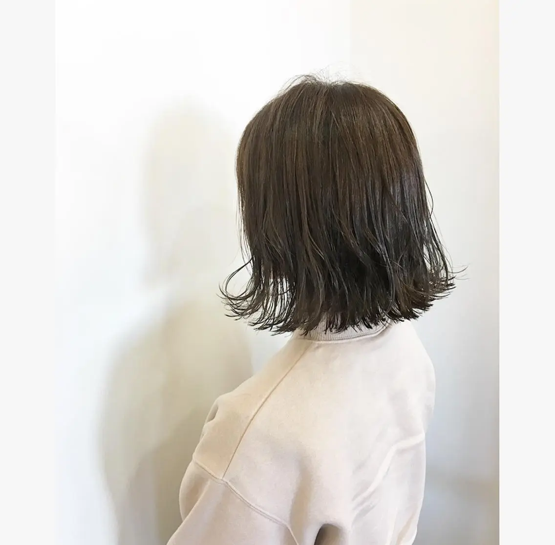 ミディアム カラー 切りっぱなしボブ アッシュ アッシュグレー ボブ 外ハネヘア 鈴木 翔梧のヘアスタイル