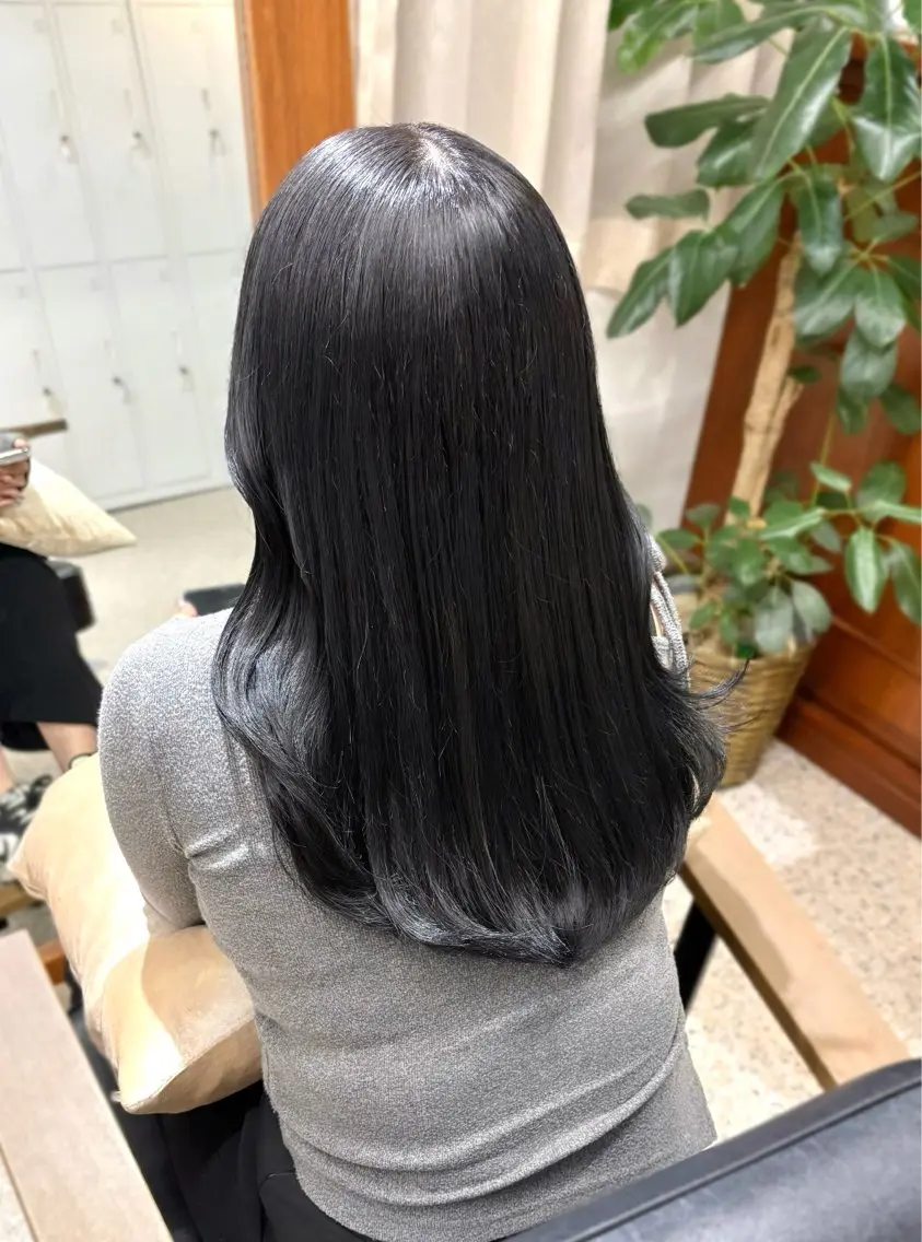 カラー 黒髪 ブルーカラー ブルーブラック ヘアカラー なな / 堀江 / ラベンダーカラーのヘアスタイル