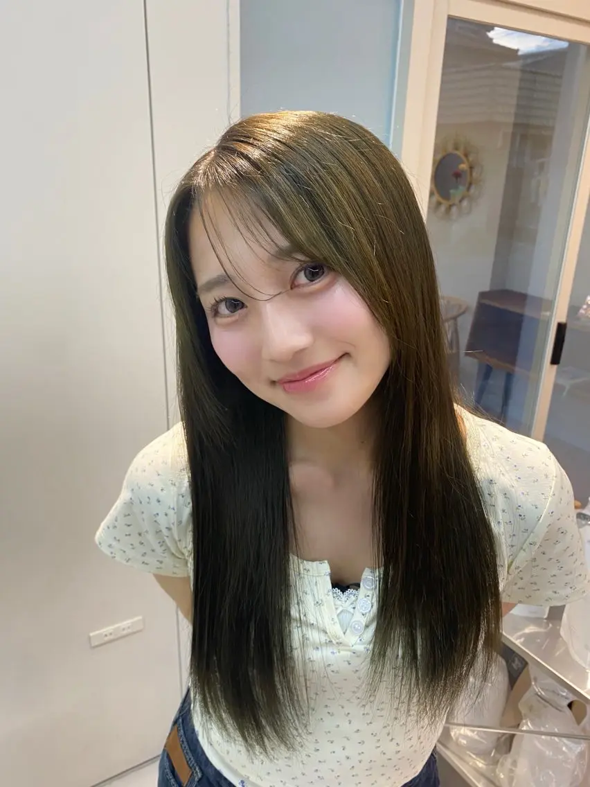 ロング カラー グレージュ オリーブグレージュ オリーブグレー mite hikariのヘアスタイル