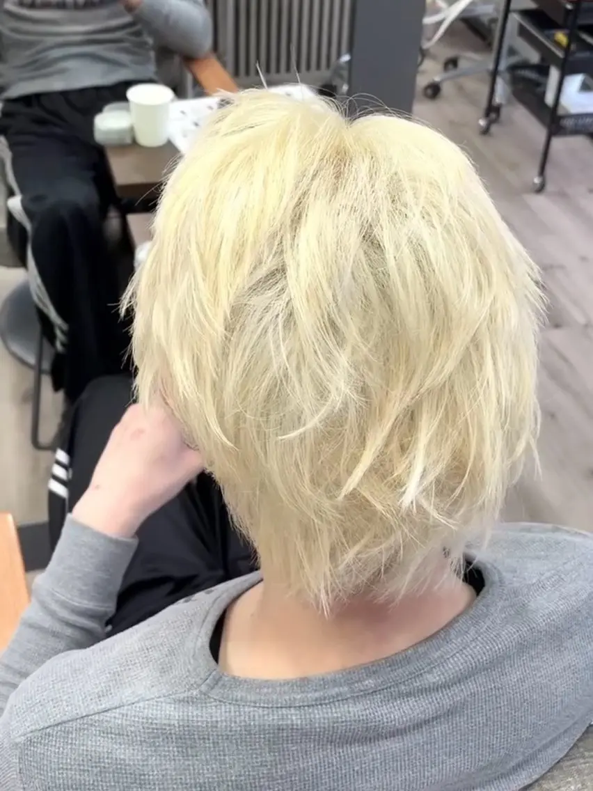 カラー 抜きっぱなしブロンド 林 綾花のヘアスタイル