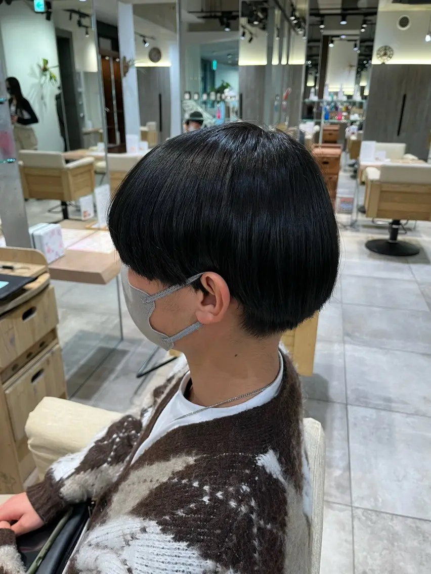 カラー 黒髪 ブルーカラー ブルーブラック かどの あゆみのヘアスタイル