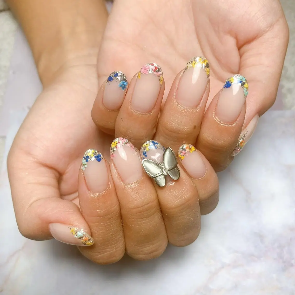 ネイル フラワーネイル フレンチネイル キラキラネイル nailsalon Graciaのネイルデザイン