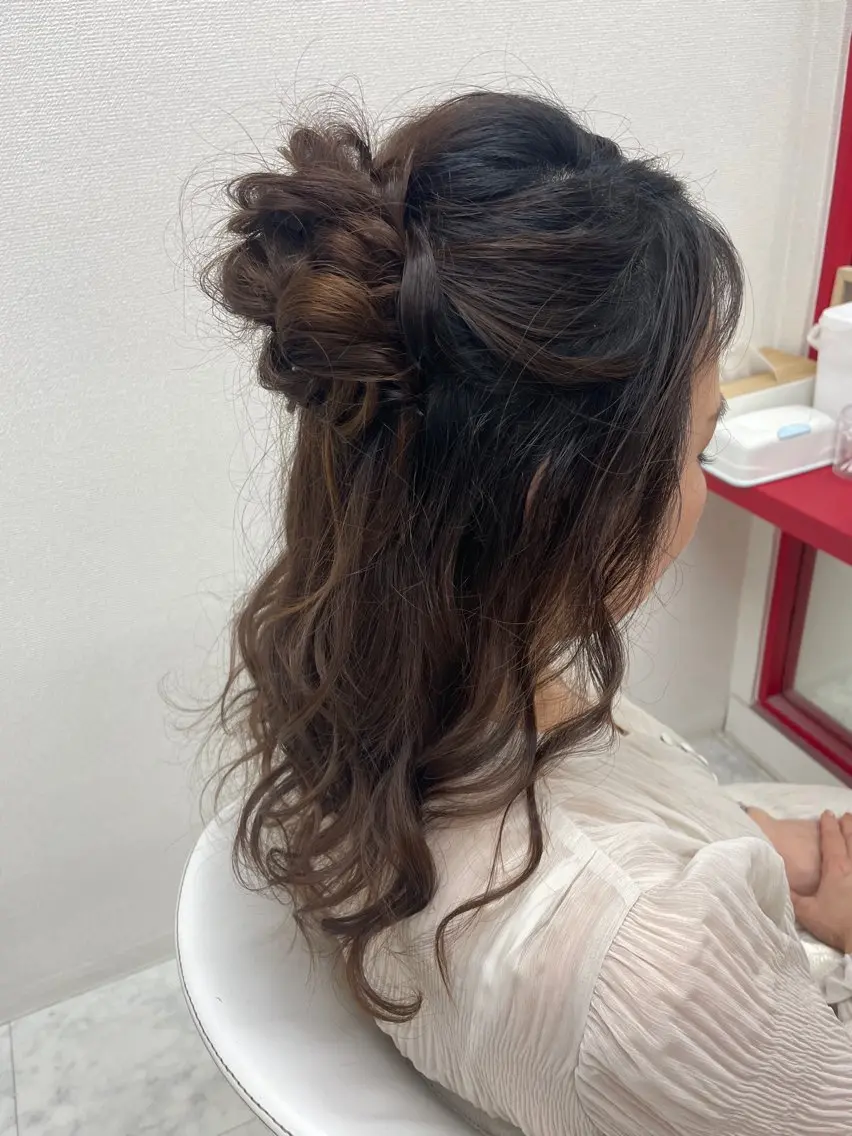 お団子高めハーフアップアップ(Instagram、tiktokフォローしていただいた方限定メニュー)の写真