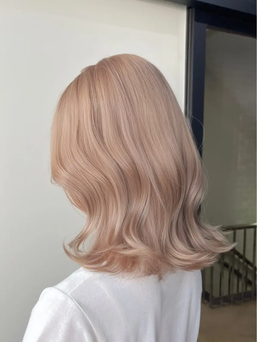 ミディアム カラー ミディアムパーマ ベージュカラー ブロンド ハイトーンカラー ハイトーンベージュ ヘアカラー トリートメント ヘアセット 似合わせベージュ 🍯ayumi🍯のヘアスタイル