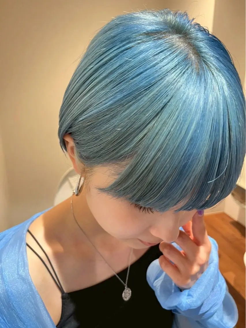 ショート カラー ブルーカラー 夏果⭐︎fifth 天神 海外風パーマのヘアスタイル