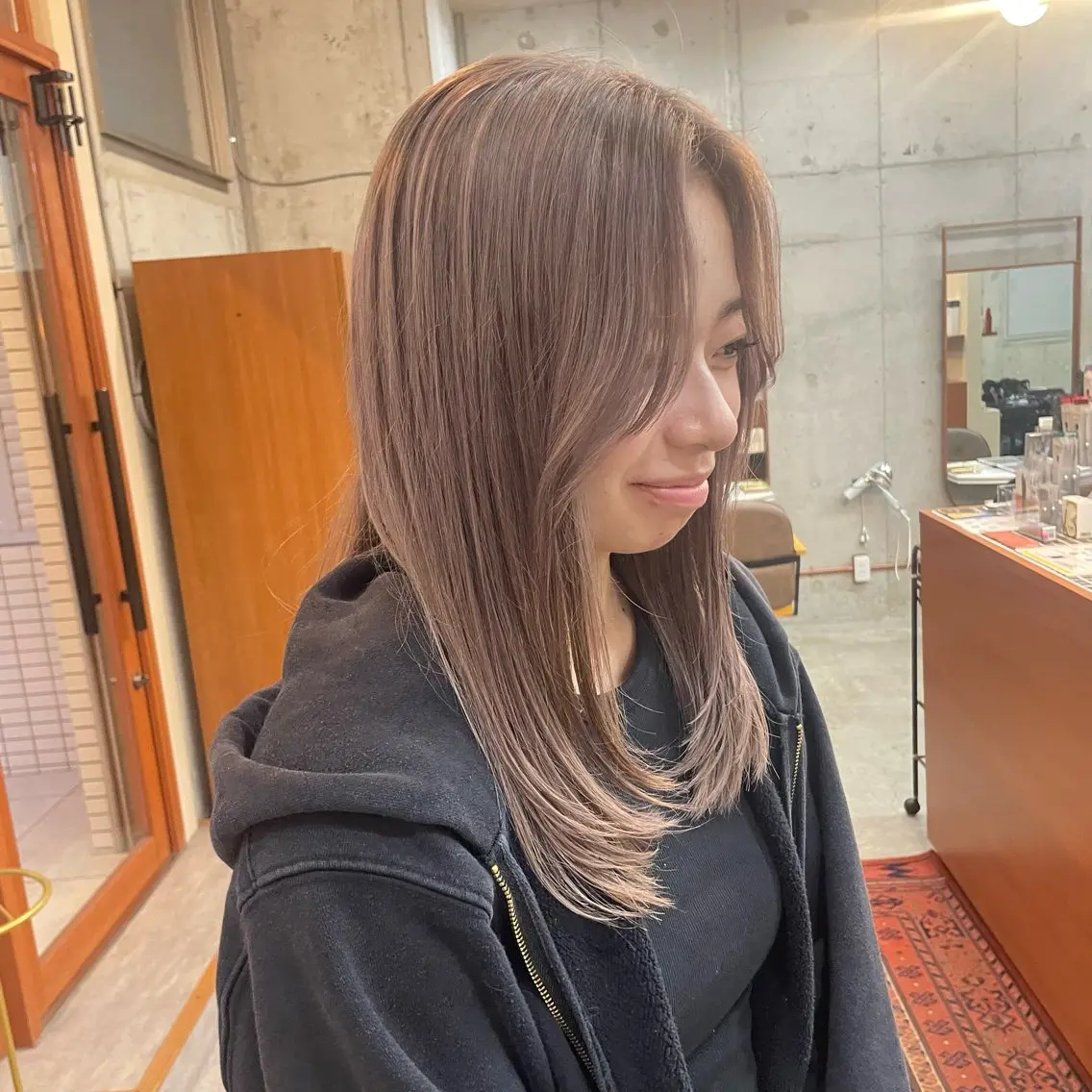 セミロング ヘアカラー カリン/ カット・ブリーチのヘアスタイル