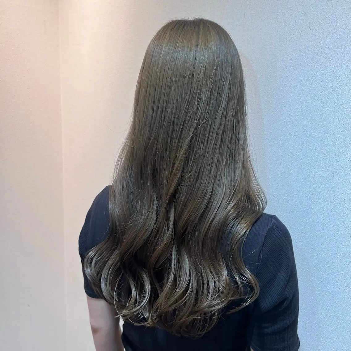 ロング カラー ベージュカラー ブリーチ ブリーチなしカラー オリーブベージュ 野崎 桃実のヘアスタイル