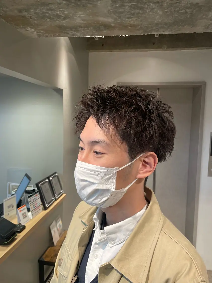 ショート パーマ メンズ 刈り上げ かきあげバング 松本 悠太郎のヘアスタイル