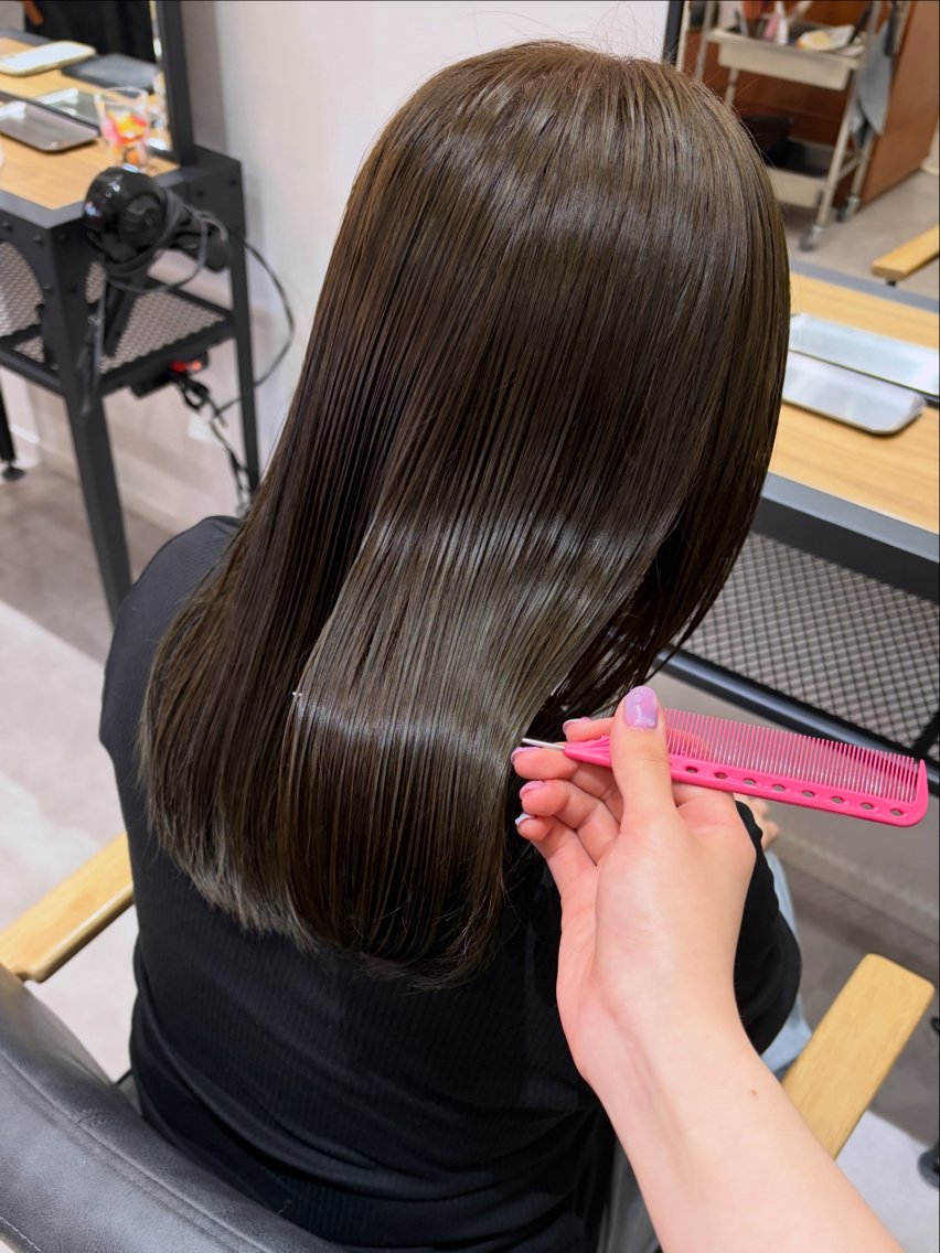 カラー 透明感カラー グレージュ ハイライトカラー カーキグレージュ サイトウ リオナのヘアスタイル