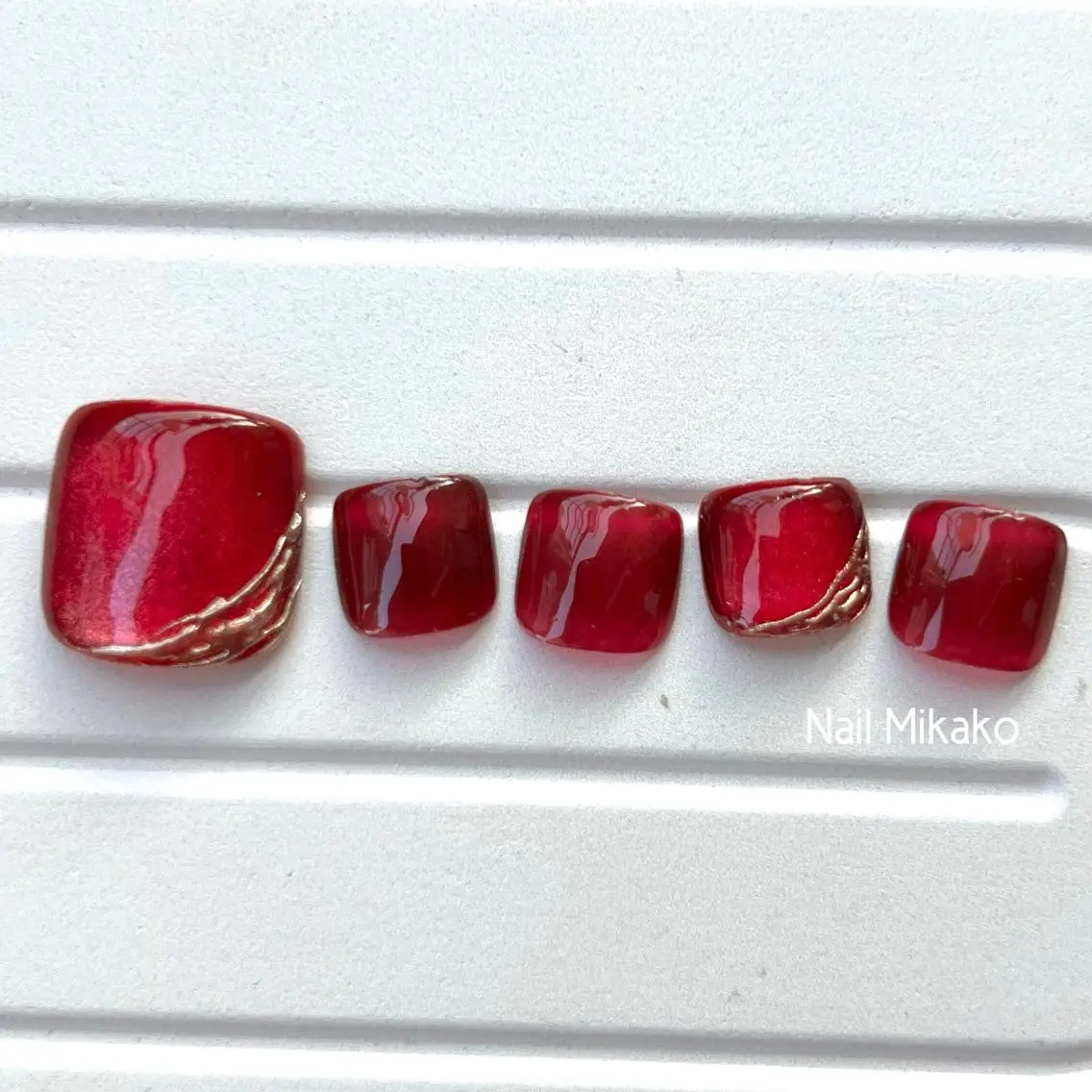 ネイル フットネイル マグネットネイル ミラーネイル 赤色 Nail Mikakoのネイルデザイン