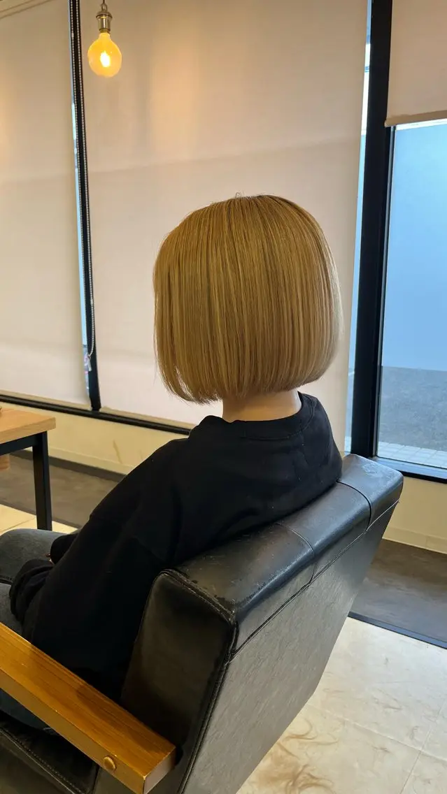 ショート カラー ベージュカラー ブリーチ ボブ 安藤 誠斗のヘアスタイル