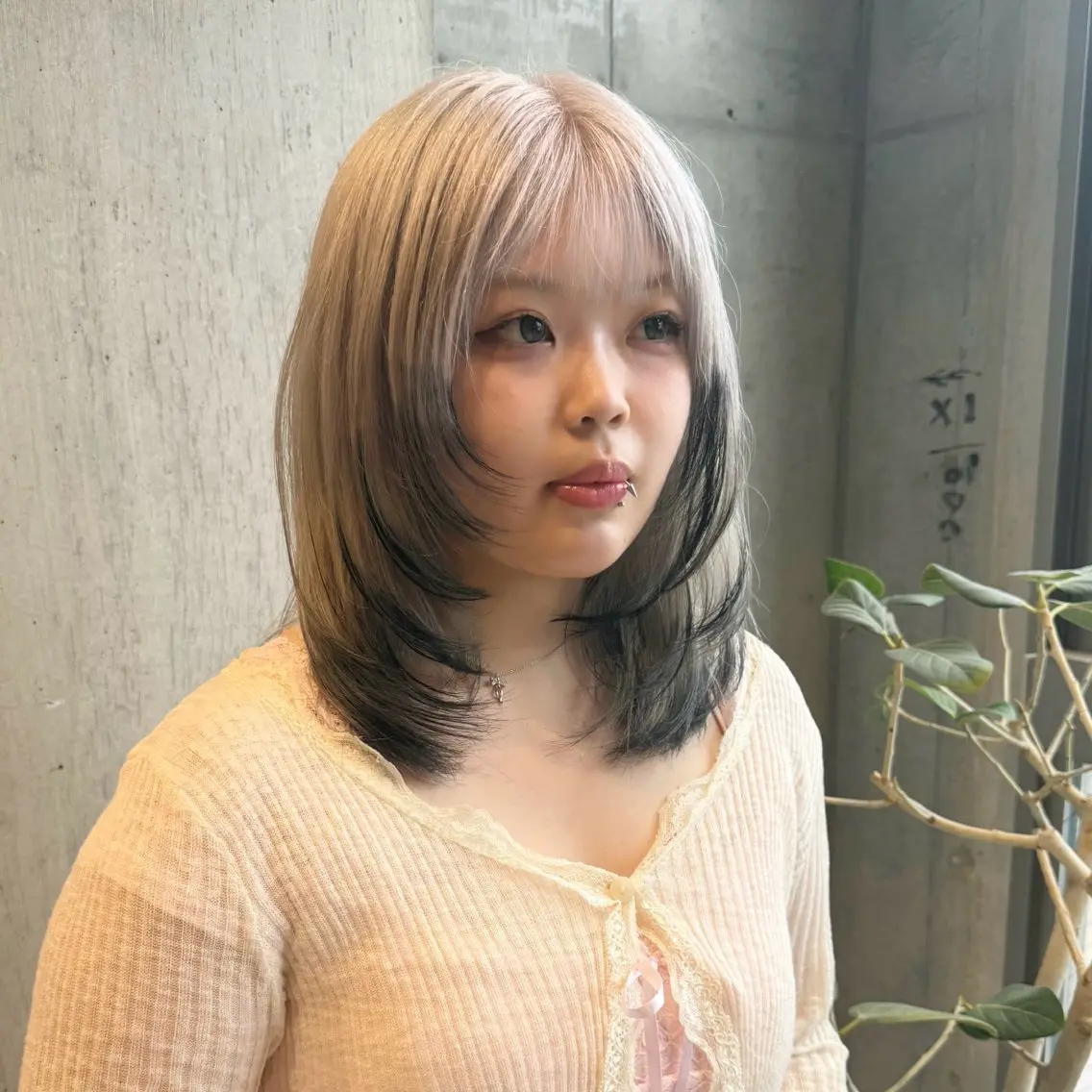 ミディアム カラー ベージュカラー ブリーチ デザインカラー ホワイトベージュ ヘアカラー トリートメント 柔め透明感血色カラー 暖色/レイヤー/ゆいのヘアスタイル