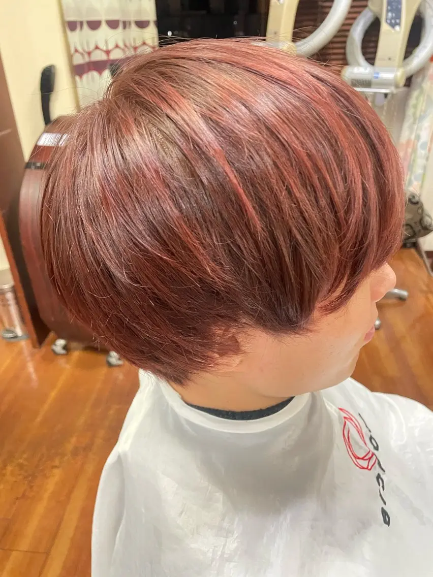 ショート カラー メンズ メンズブリーチ ブリーチ カシス ブリーチなしカラー レッドカラー 浅岡 昭汰のヘアスタイル