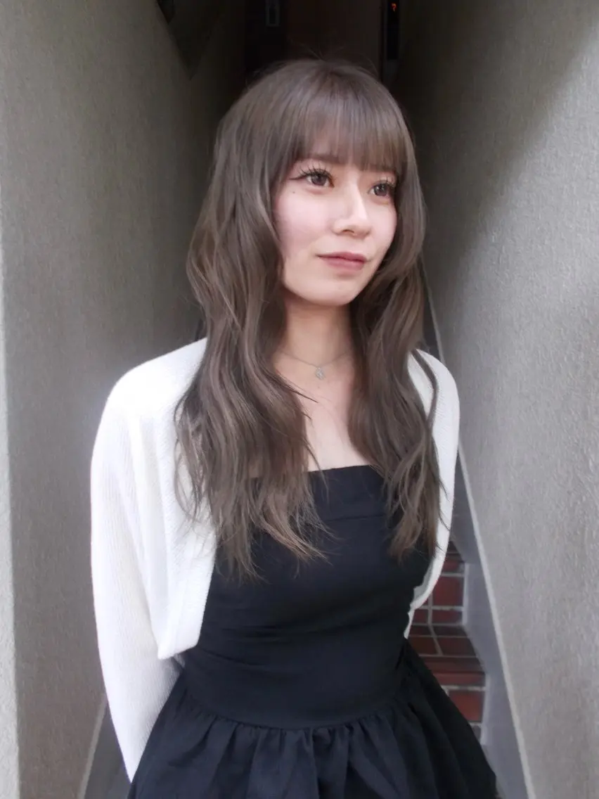 ロング カラー グレージュ ミルクティーグレージュ カット ヘアカラー ボブカットモデル/ ハイトーン/ゆうあのヘアスタイル
