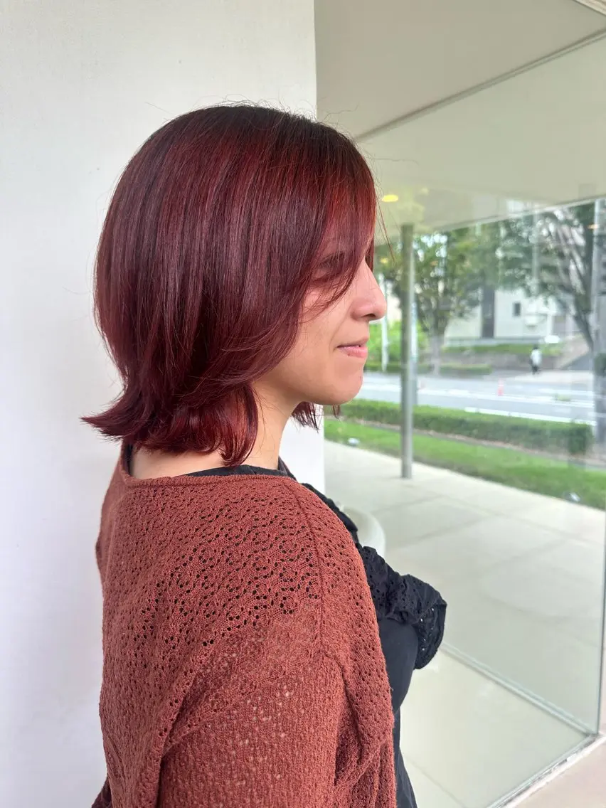 ミディアム カラー カシス ウルフカット 横山 美由紀のヘアスタイル