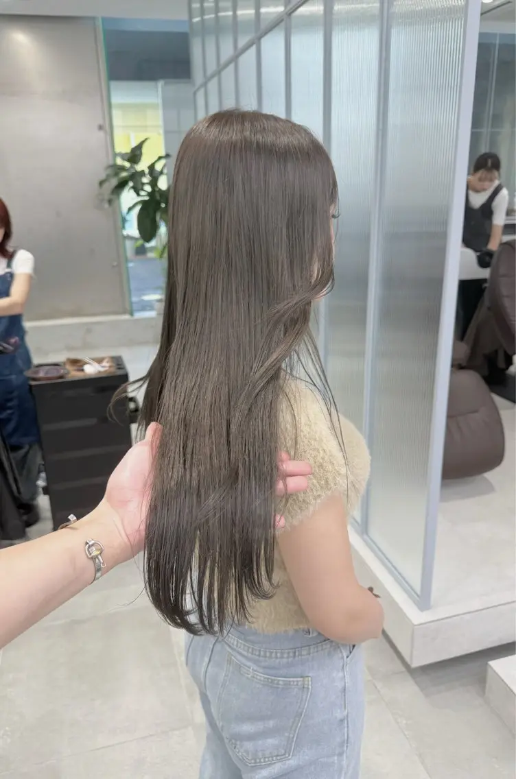 ロング カラー 透明感カラー オリーブカラー ヘアカラー ブリーチなし 寒色カラーのヘアスタイル