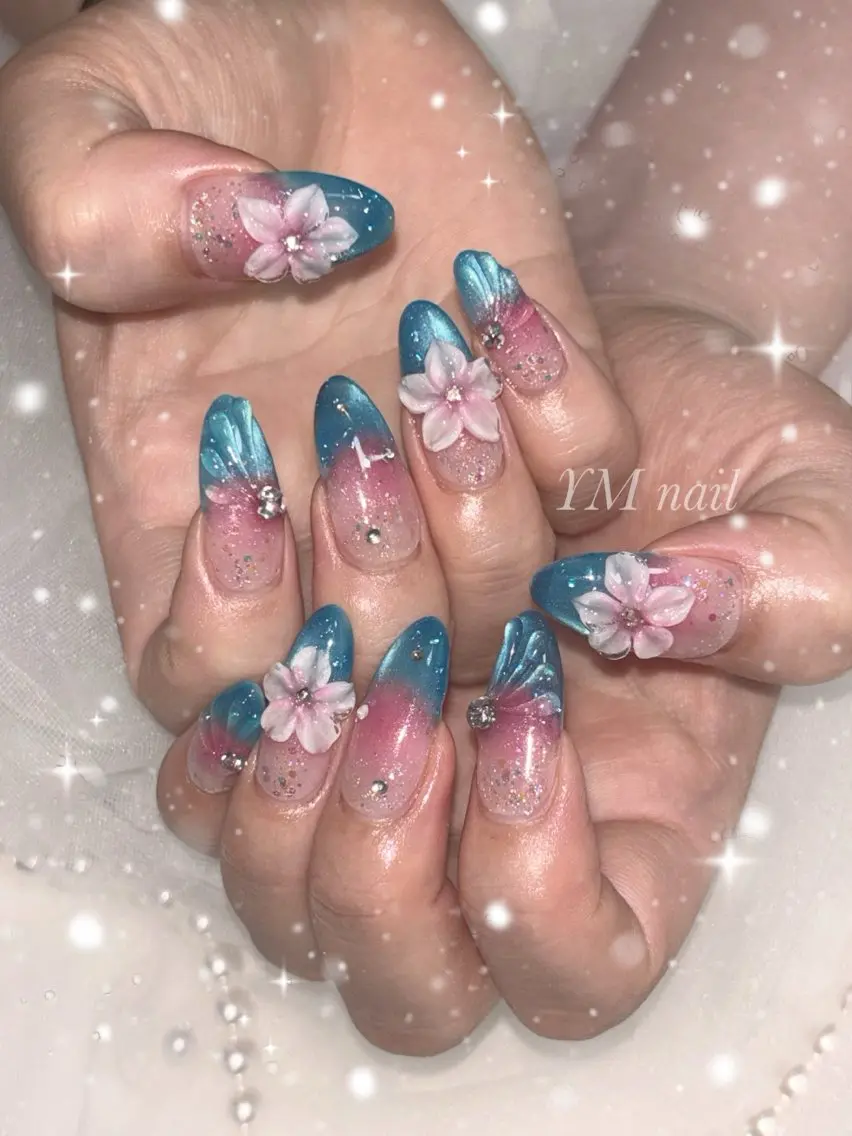 ネイル チークネイル フラワーネイル キラキラネイル 水色 マグネットネイル ハンドネイル YM nailのネイルデザイン
