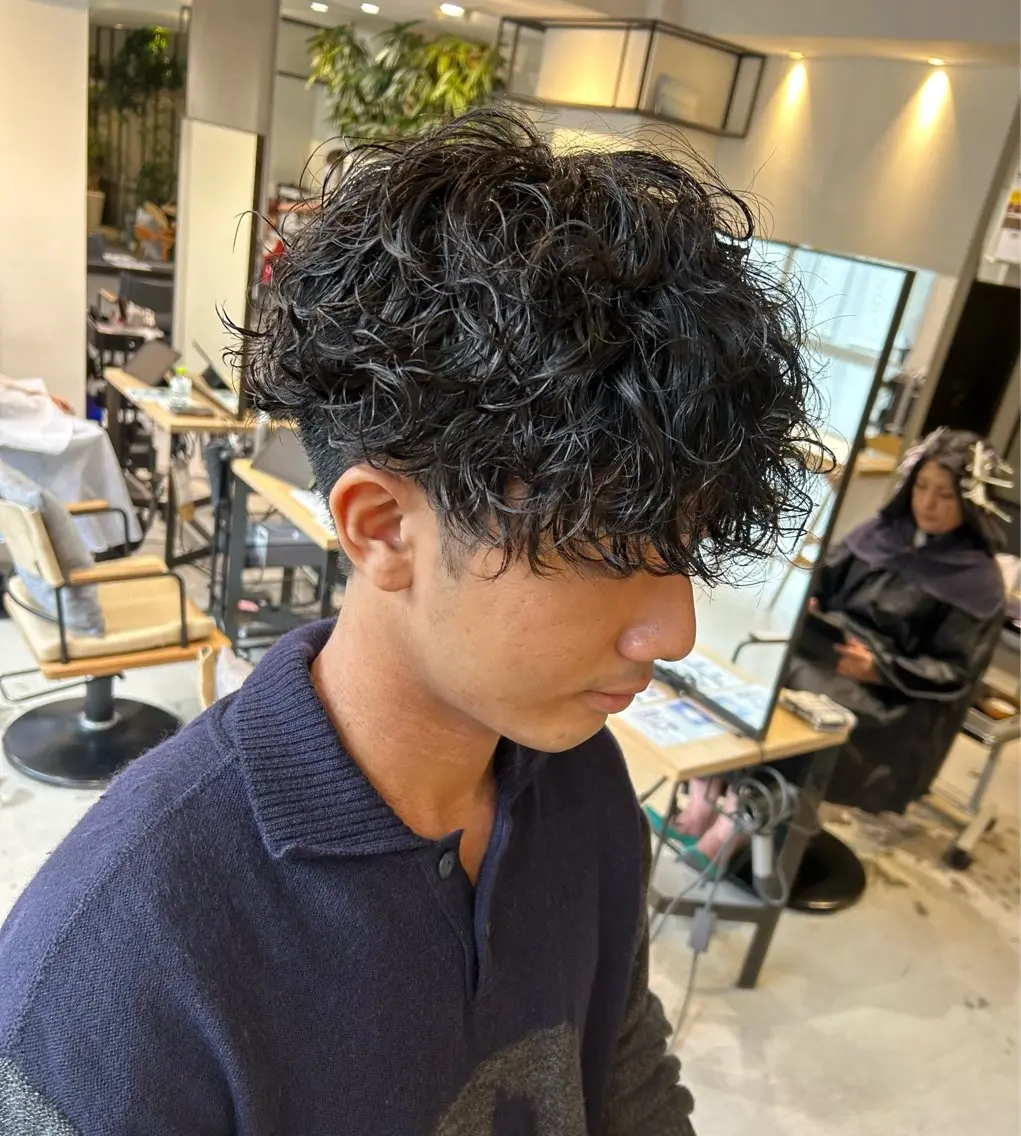 パーマ メンズ ビジネス センターパート フェードカット フェザーパーマ メンズ韓国風 メンズ清潔感のプロ 💈メンズパーマ藤田のヘアスタイル