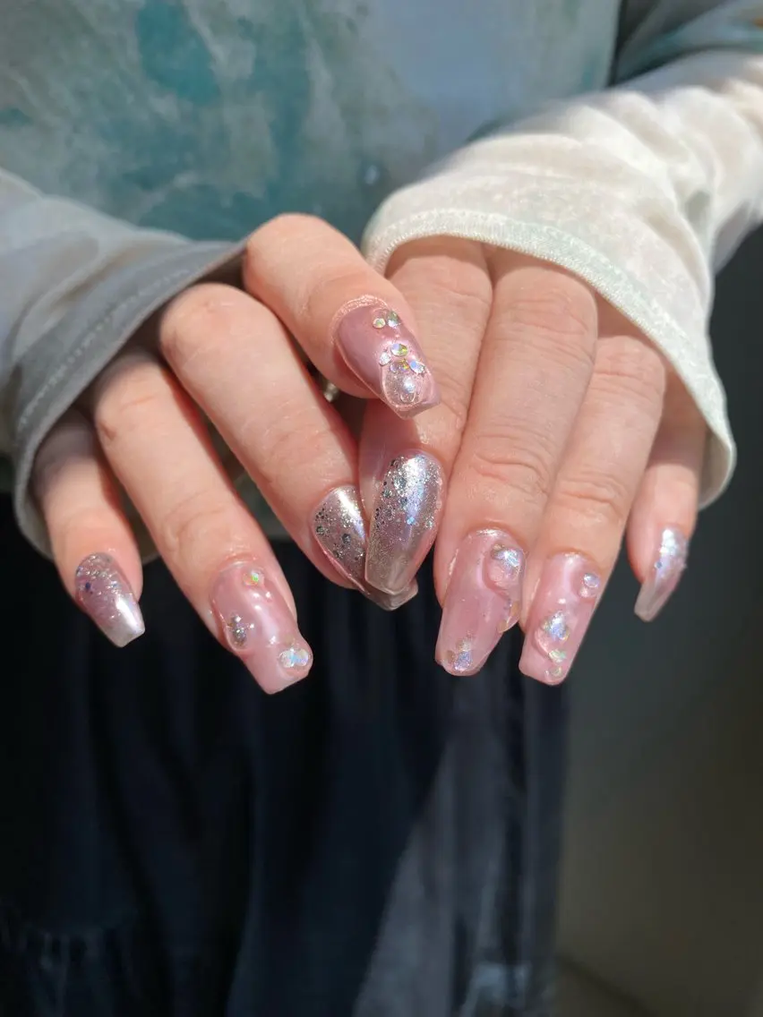 ネイル 成人式 フラッシュネイル フレンチネイル ガーリー キラキラネイル ハンドネイル 草加ニュアンスネイル 🌚hersのネイルデザイン