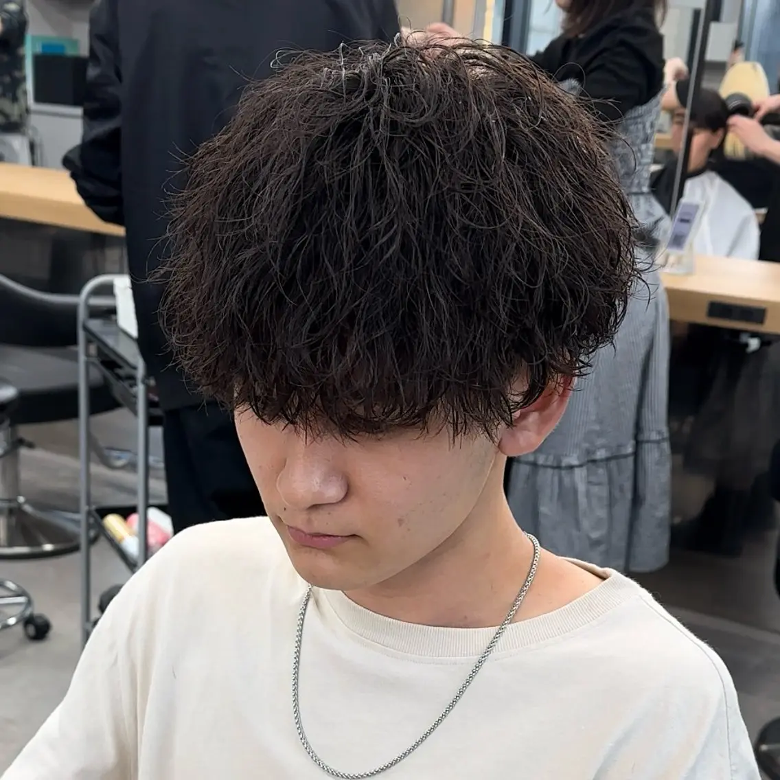 ショート パーマ メンズ センターパート メンズハイライト マッシュ メンズパーマ スペインカール メンズの天才 ツバサのヘアスタイル