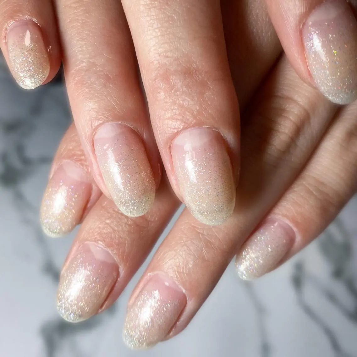 ミディアム ネイル グラデーション ラメ(グリッター) ホワイト &.nail/ ニュアンス/持込み可のネイルデザイン