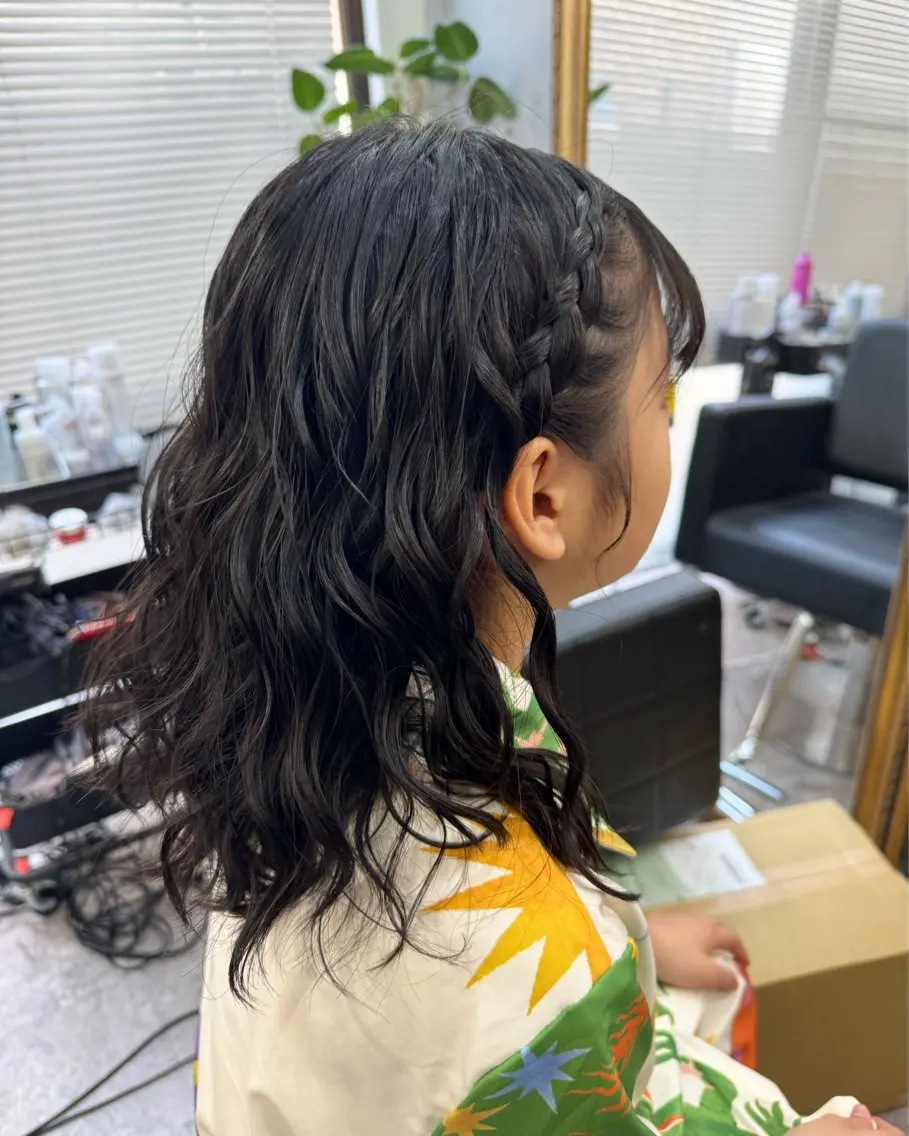 ミディアム ヘアアレンジ キッズ 子どものヘアアレンジ ミディアムパーマ ツイストパーマ ヘアセット 石井 綺乃のヘアスタイル