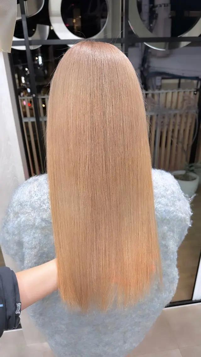 ロング カラー ブリーチ 佃 優音のヘアスタイル