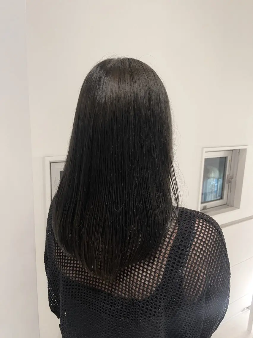 セミロング カラー hinaru ．のヘアスタイル