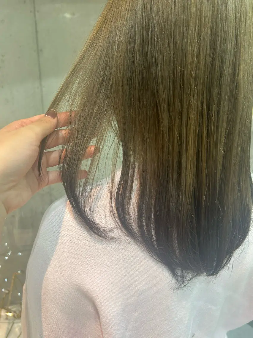 【流行りの裾カラー】全体ブリーチ+全体カラー+裾カラーの写真