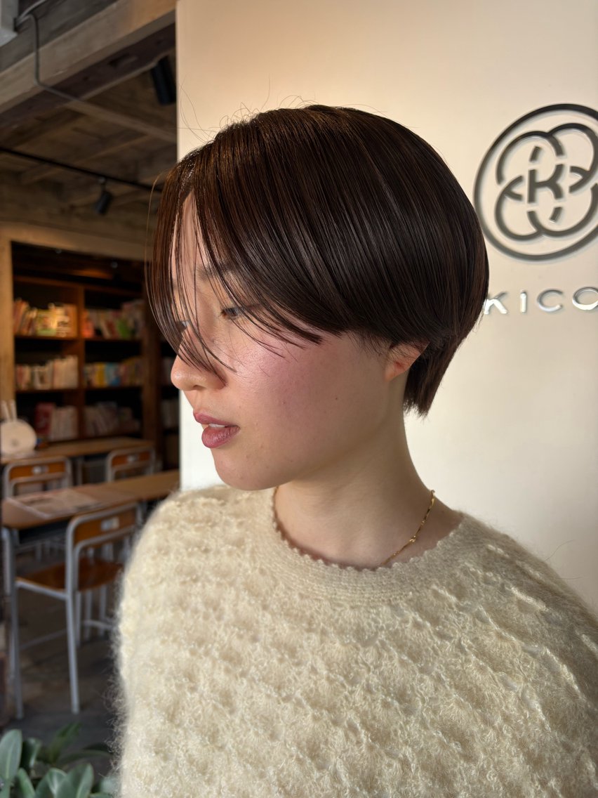 ショート カラー 穴原 芽衣のヘアスタイル