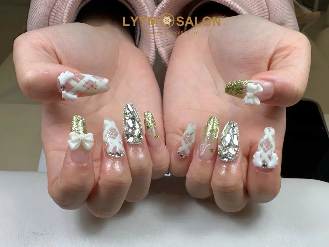 ネイル 長さ出し ガーリー キラキラネイル 韓国ネイル リボン ハンドネイル LYYM Salonのネイルデザイン
