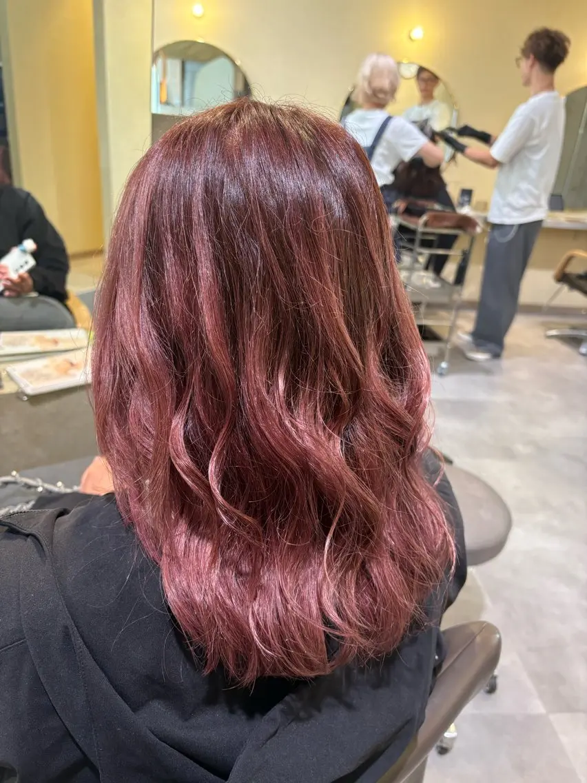 カラー ブリーチ レッドカラー 阪急伊丹🦋こばまつ ひなた🦋のヘアスタイル