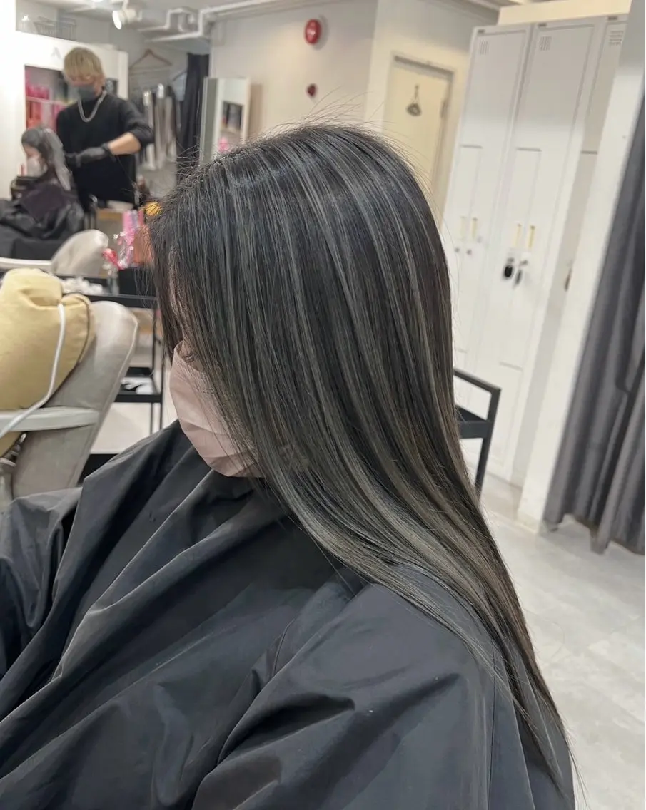 セミロング カラー バレイヤージュ ダークグレー ダークグレージュ グレージュ レイヤーカット 指名数No.1 /NAOYAのヘアスタイル