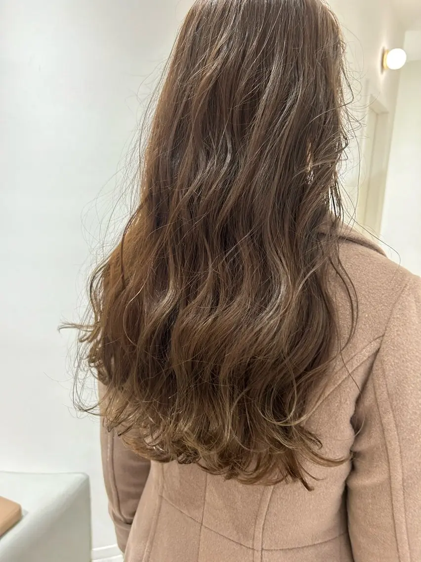 ロング ヘアカラー オリーブベージュ/ ブリーチなし透明感のヘアスタイル